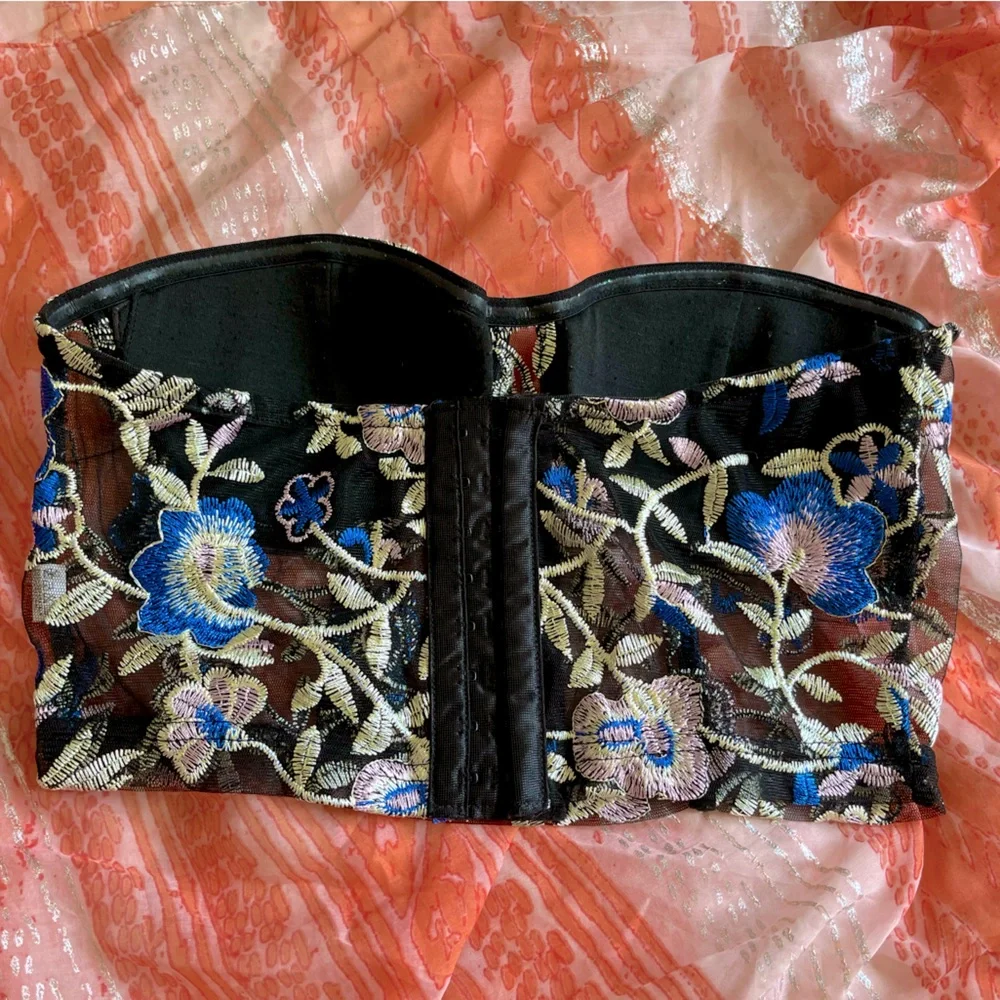 ✨ FREE with Bundle! ✨Embroidered Corset - Picture 3 of 5